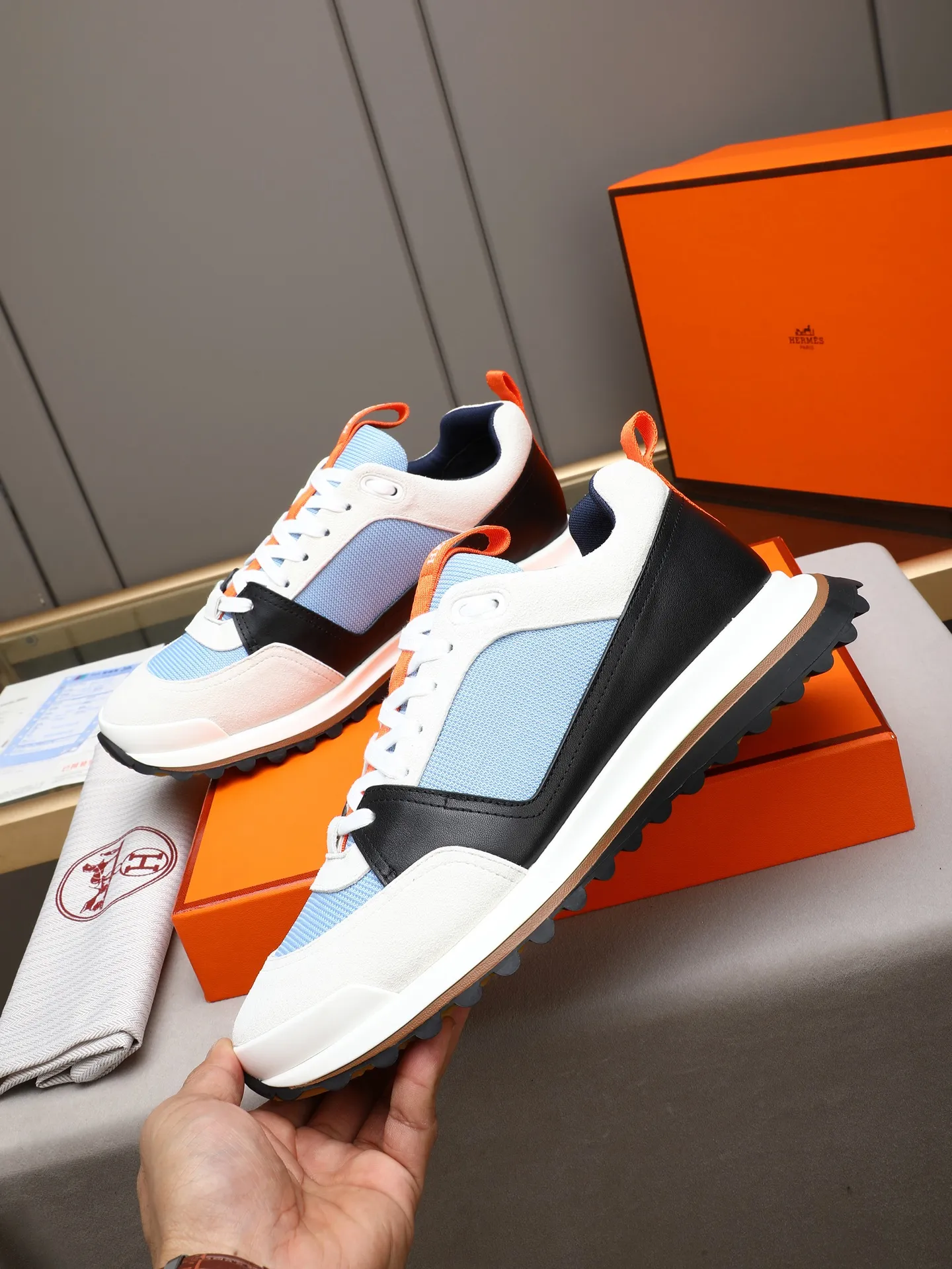 PP680【Hermes】fe new arrival~New Bouncing sneakers are the most comfortable shoes from Hermès. They are extremely light on the feet and look great. You won’t feel tired even when you go shopping and running around. 👍Very light and comfortable. Extremely light. Perfect for both sports and leisure. They feel great when you step on them! It’s up to you to choose, there’s always what you want~ ✔️Fabric: Imported first-layer cowhide ✔️Inner lining: Imported water-dyed cowhide ✔️Outsole: Seamless combination of IP+TPU (multi-color letters) German technology irradiation machine ✔️Code number: Male 38-44 (45 customized)